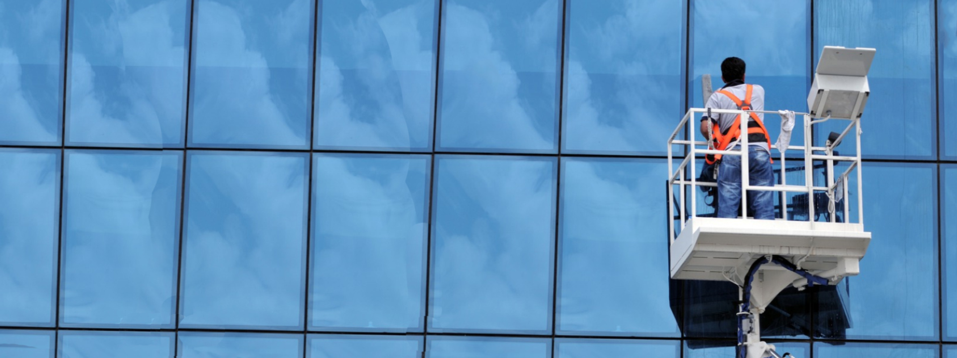 ECS-medewerker op hoogte met professioneel materiaal